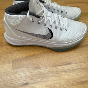 Basketskor Kobe  - Kobe ad mid.  Använda men i gott skick. 