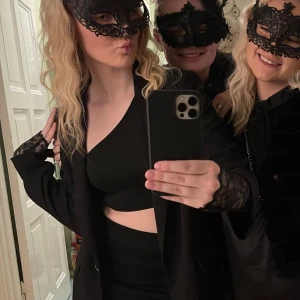 Svart topp  - Jättefin svart offshoulder topp som är använd vid fåtal tillfällen, storlek xs/s🌟🙌🏼