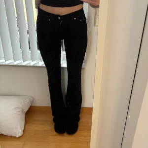 Svarta lågmidjade jeans - Populära jeans från Gina. Jag är 170 och köpte dem för 500. De är knappt använda 