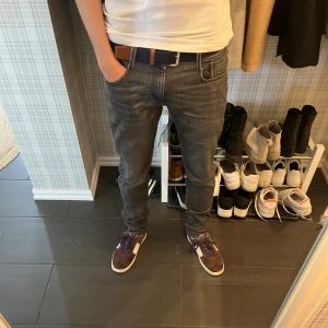 Valentino flycrew  - Säljer nu mina Valentino flycrew då jag tröttnat på dom och inte vill ha dom. Det är i 7,5/10 skick skulle jag säga men då det endast blivit av torkade och ej rengjorda går de att få till en 9-10 endå. Ingen box eller dustbag. Hör av dig vid frågor.