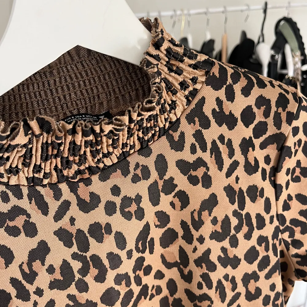Leopardmönstrad klänning . Klänningar.
