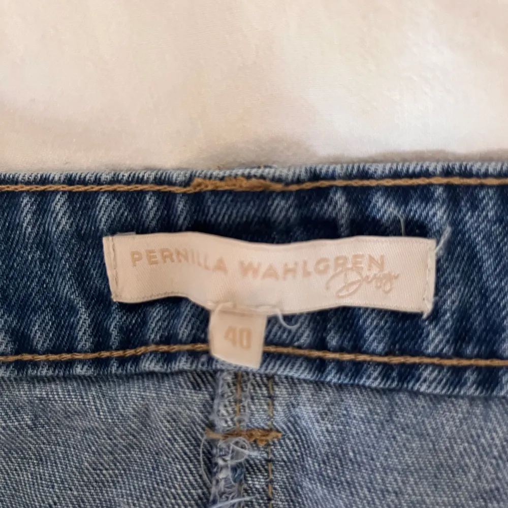 En jättefin jeans kjol från Pernilla Wahlgrens kollektion med Ullared. Jättefint skick då den aldrig är använd💓. Kjolar.