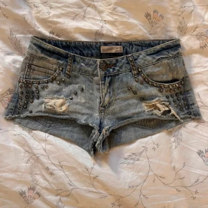 Lågmidjade jeansshorts med nitar!! - Säljer pga de tyvärr är för små för mig, superfint skick och perfekt nu till sommaren!!! Det är bara att fråga om ni vill ha mått!🌸🌸