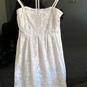 Studentklänning  - Spetsklänning med foder.  Dragkedja i sidan.   Resår bak i ryggen. Fickor i sidorna, syns ej.  Använd en gång så i nyskick.  St S, VILA