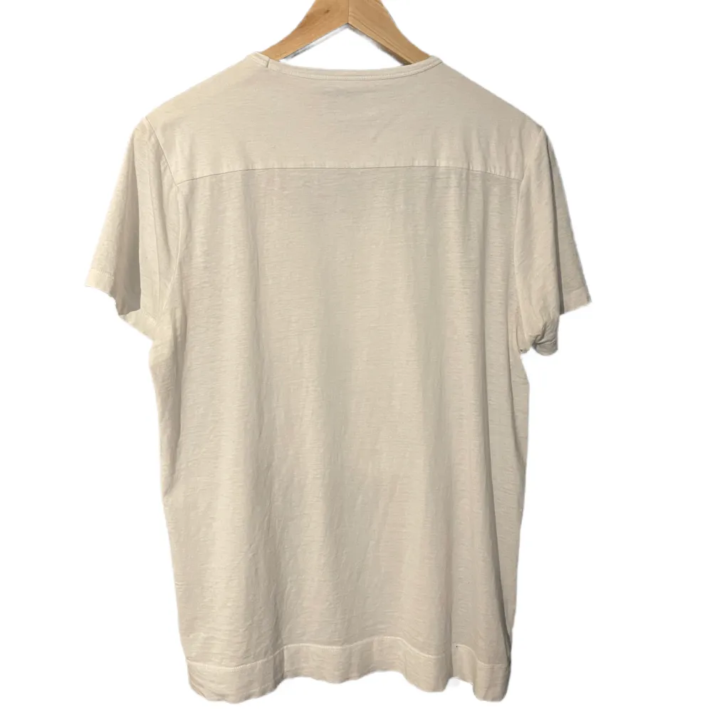 Säljes: Limitato T-shirt i storlek S. Skick: 7/10. Trendig och bekväm. Perfekt för avslappnade tillfällen. Tex Varma Sommar dagar. T-shirts.