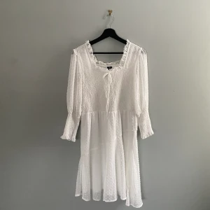 Studentklänning  - Säljer min älskade studentklänning då den inte kommer till användning mer 🥺 Fint skick och passar perfekt till studenten / examen 🥰 Från Veromoda, storlek: S 💛 Pris: 350