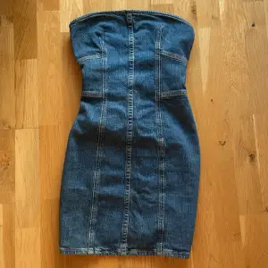 En jeans klänning från H&M i nyskick (aldrig använd), då jag råkade köpa fel stolek. 