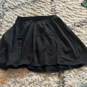 säljer denna svarta kjolen då den inte kommer till användning❤️ storlek xxs och i fint skick❣️