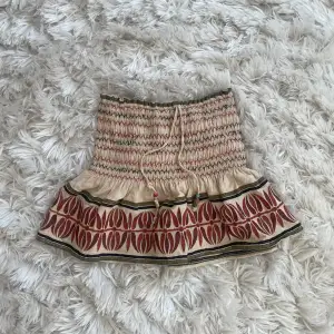 Så söt mini kjol från zara med inbyggda shorts. Storlek small!