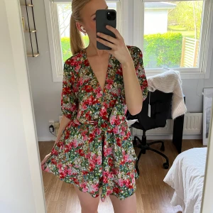 Zara klänning - Underbar blommig klänning från zara, använd fåtal gånger och i mycket bra skick. Storlek S men passar även M  💓perfekt till sommaren 
