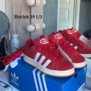 Adidas campus00 - Helt nya, inte ens testade! Super snygg röd färg! Snören ingår i dessa skor! Skickar skorna samma dag! Helt slutsålda och kostar 1800 på merchsweden