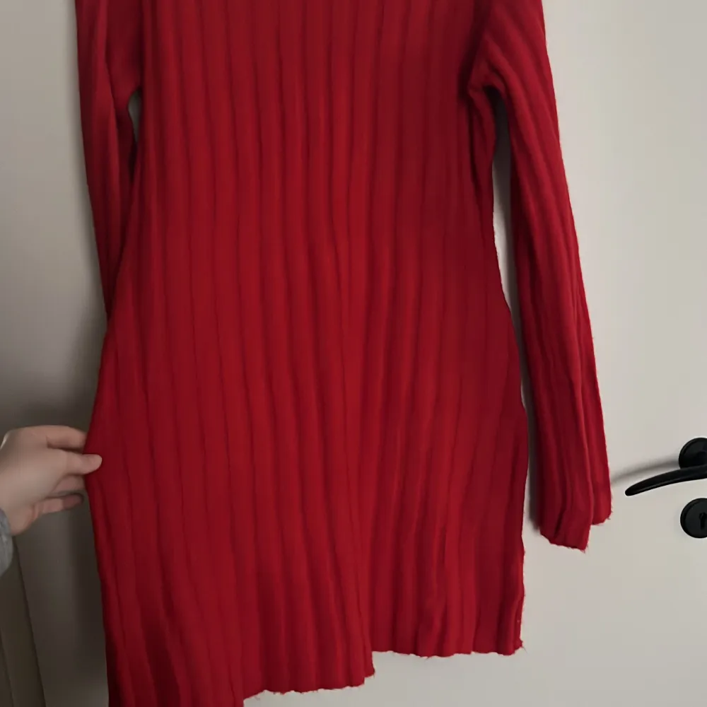 En röd stickad klänning, väldigt mjuk och väldigt stretchiga. Jag använder vanligtvis L men denna passar från xs-xl. Den har bara blivit använd 1 gång. Ordinarie pris 499 kr Kontakta gärna vid frågor. Klänningar.