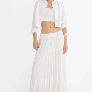 Stradivarius långkjol - Jag säljer nu en jättefin långkjol från stradivarius, perfekt nu till sommaren! Den är lowwaist och ganska lång i storleken💕hör av er för fler bilder💗