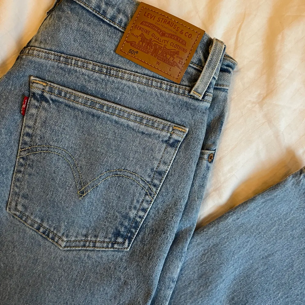 501 Levi’s jeans i ljusblått.  NYSKICK!!!  Storleken är W28 L26 Ordinarie pris 1 249kr. . Jeans & Byxor.
