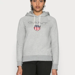 Gant hoodie herr grå Large - Fick hoodien som en present i julklapp den här vintern men den var för liten. Jag har inte haft på mig den och den har bara legat i garderoben sen dess