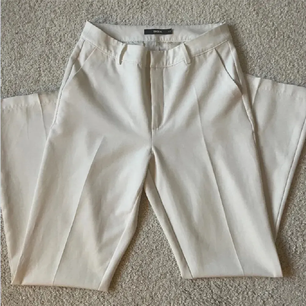 Vilma midwaist Vita kostymbyxor ifrån Bikbok som är andvända ett fåtal gånger. Byxan har inga skador!  Kan tänka mig gå ner lite i pris 🩷. Jeans & Byxor.