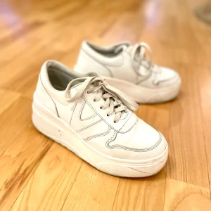 Sneakers vita stl 38 - Sneakers med hög sula. Storlek 38. Oklart vilket märke 