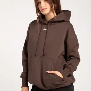 står storlek xs men passar allt från xs-l. den är jätte baggy o oversize. super fin färg, köptes för 750kr. huvan är ganska stor också. säljer pga inte min stil längre. skriv gärna vid fler frågor ❤️ skick 8/10 lite använd