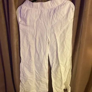 vita linnebyxor - Linnebyxor, är 155 och byxorna är trekvartslånga så passar böttre till presoner som är kortare än mig ifall man vill att de ska sitta ”normallångt”. Jag har aldrig använt dessa byxor men de ör från sellpy och har en fläck på benet men inget som märks