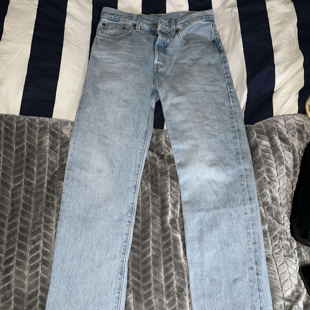 Ett par riktigt snygga jeans från Levi’s som jag tyvär har Växt ur. Dom är i storlek W26 L30  Om ni vill ha flera bild eller mer info är det bara att skriva . Jeans & Byxor.