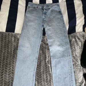 Levi’s byxor  - Ett par riktigt snygga jeans från Levi’s som jag tyvär har Växt ur. Dom är i storlek W26 L30  Om ni vill ha flera bild eller mer info är det bara att skriva 