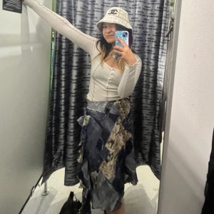 Vintage kjol  - Superfin vintage kjol o ger bra form, thriftade från humana. Använd 1 gång, säljer för ja själv har svårt att matcha den ihop med mina kläder. Stretchig, passar bra för mig som har s men personer med xs eller m både passar bra också. 