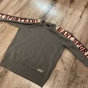 Gant tröja  - Jag säljer min gant tröja pga att den är för liten. Jag säljer tröjan för 300 och nypriset är ca 1000 kr 