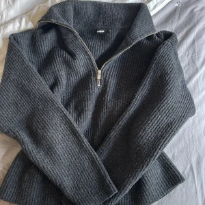 Stickad tröja - Skit snygg stickad tröja från Gina tricot. Andvänd runt 5 gånger. Super mysig och varm och passar så bra till våren som vi är i nu!