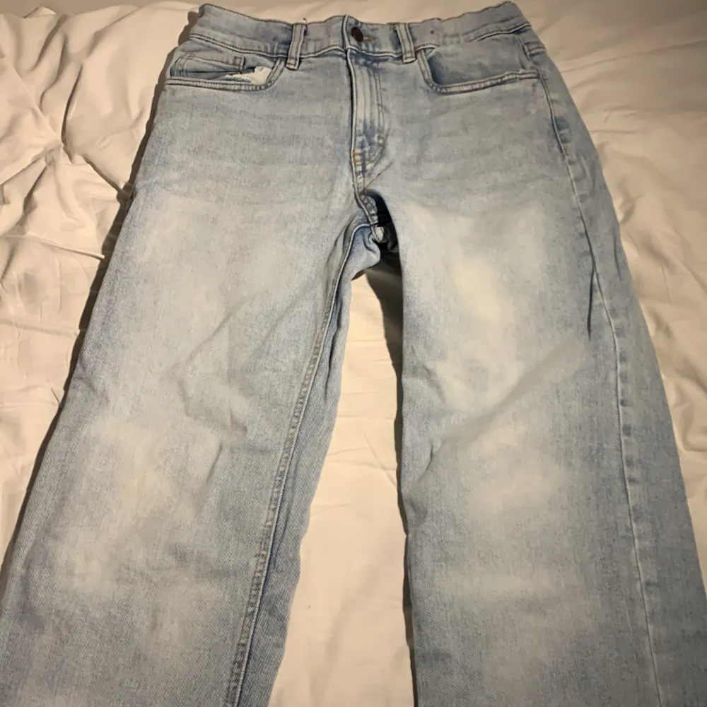 Säljer dessa feeeta ljusblåa lose fit jeans från Hm. Skick 8/10. Jeans & Byxor.