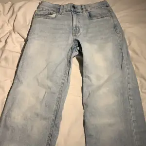 Säljer dessa feeeta ljusblåa lose fit jeans från Hm. Skick 8/10