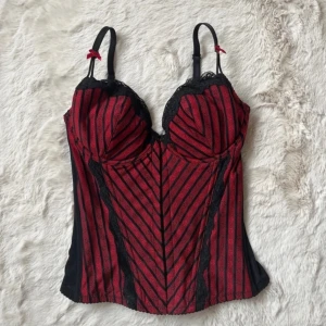 Korsett - Jätte snygg röd och svart korsett med fina detaljer och spets. Kupan är 75B och toppen passar som en S.  Väldigt bra skick då den knappt är använd💞