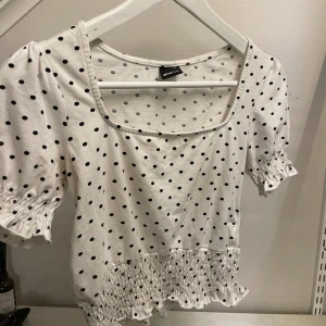 Söt topp - Fin topp från Gina Tricot i storlek xs!🤍🫶🏼