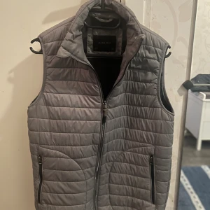 Zara Man väst storlek S - Storlek smal väl omhändertagen (ljusgrå) 