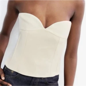 Zara topp -  korsettopp från zara, aldrig använd med prislapp kvar. Söker en i storlek s 