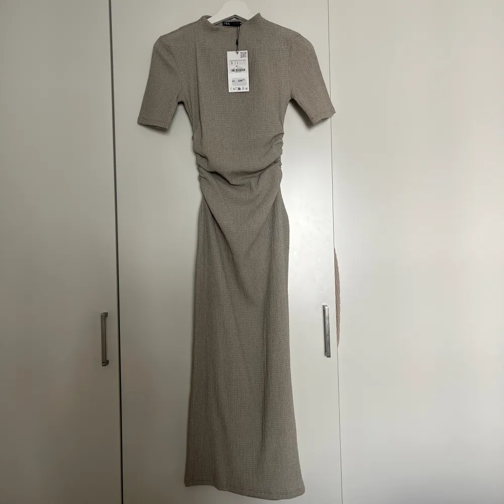 Oanvänd klänning från Zara med scrunch i midjan 🤍. Klänningar.