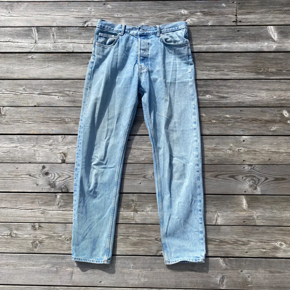 Blåa Weekday Barrel Jeans ︱31x33 ︱Relaxed passform, bekväma . Jeans & Byxor.
