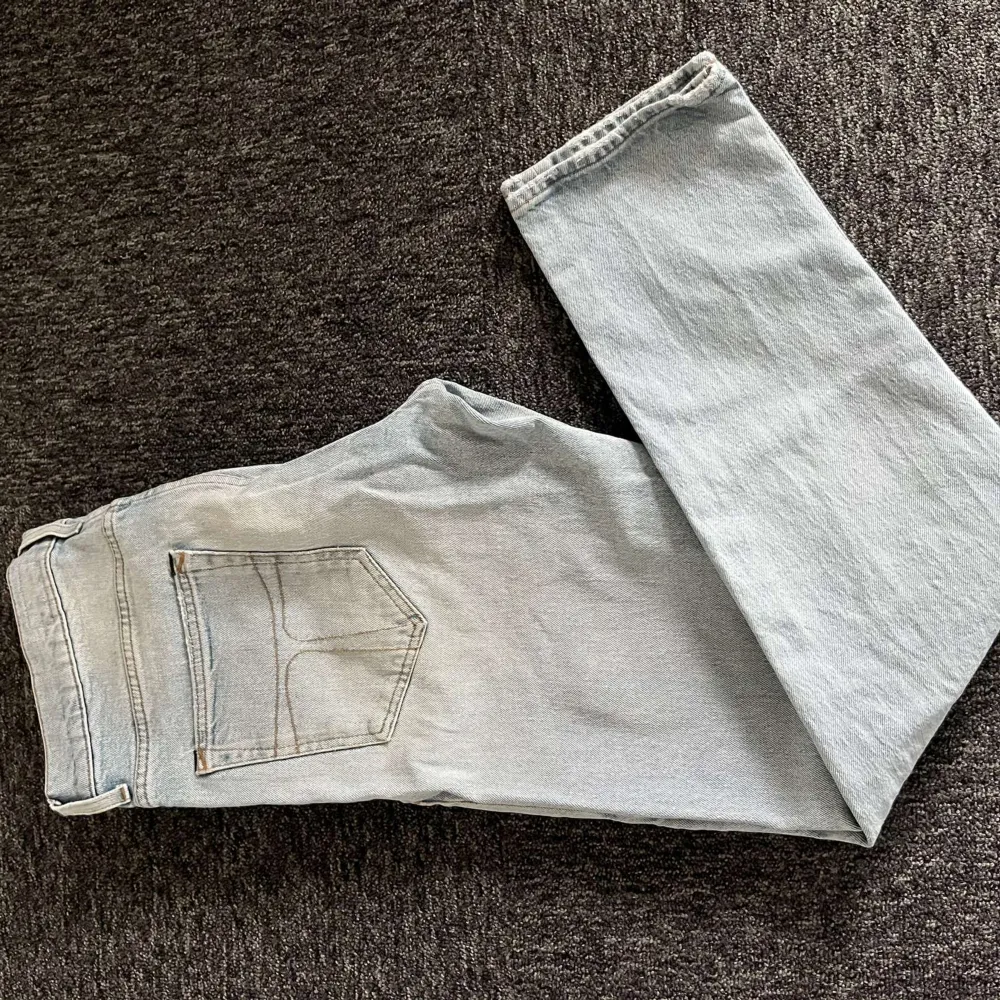 Riktigt feta ljusblåa jeans från tiger of Sweden!  Byxorna passar perfekt på dig som är mellan 170-185. W 32 L 31. Skick 9 av 10 perfekta till sommaren🍾🍾  . Jeans & Byxor.