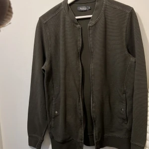 Dressman tröja - Tröja med dragkedja från dressmann storlek M hör av dig vid frågor 