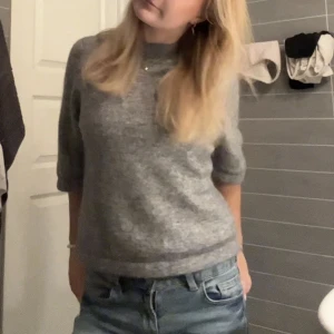 Stickad tshirt - Säljer min stickade tshirt från other stories, använd sparsamt! Skriv ifall ni har fler bilder🤗🤗