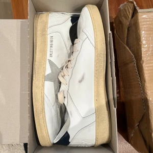 Golden goose  - Skorna va för stora och kan inre använda dom så säljer dom, inte alls använda storlek 45 10/10 inte använda alls, vid frågor och funderingar är det bara att DMa!