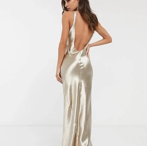 Guldig balklänning! - Säljer igen pga oseriös köpare! Superfin klänning perfekt till balen!💖 Från ASOS men köpt här på plick💖pris kan diskuteras vid snabb affär🤩