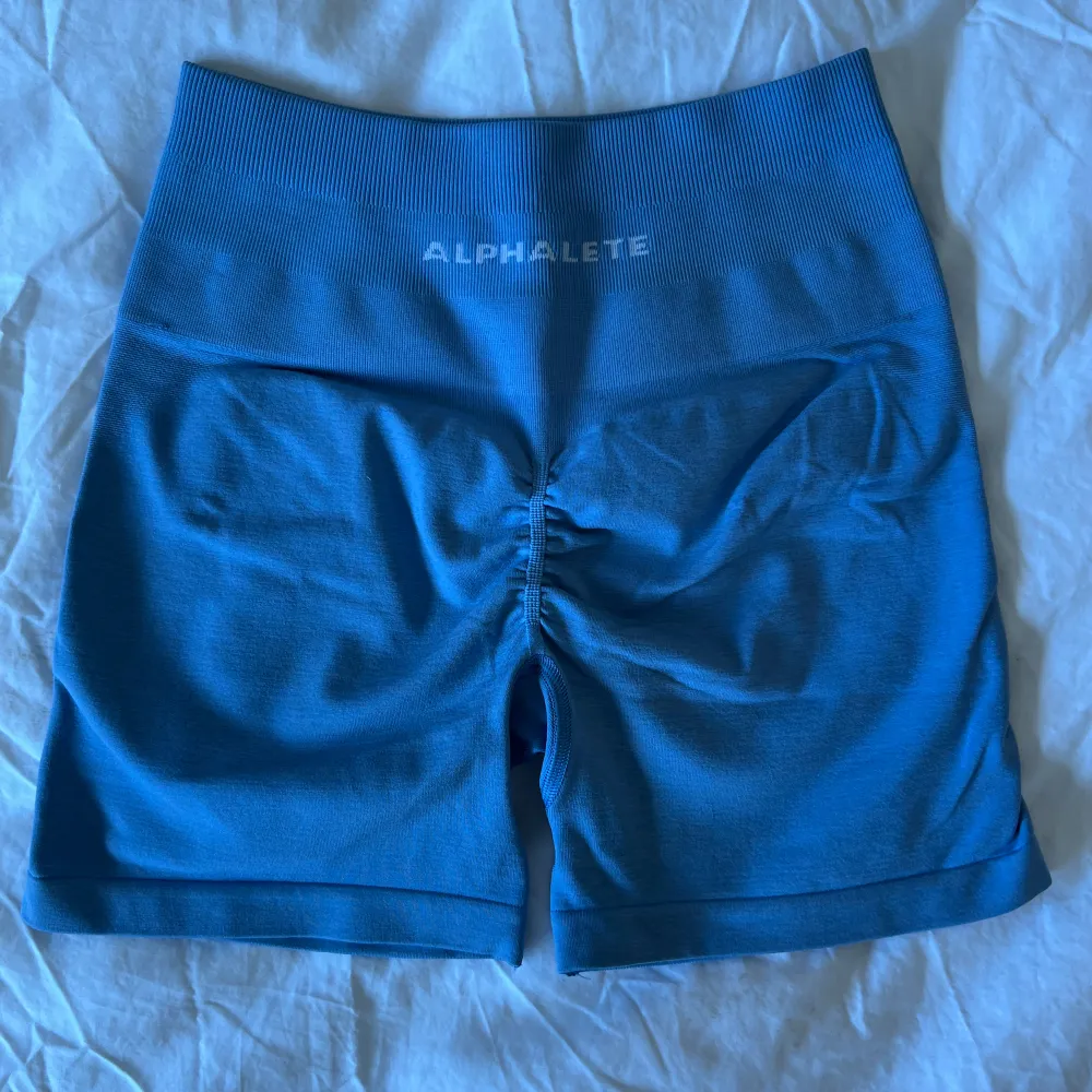 Alphalete amplify shorts i färgen ”washed denim”, modellen med längd 4.5”. Som nya, endast använda en gång. Sport & träning.