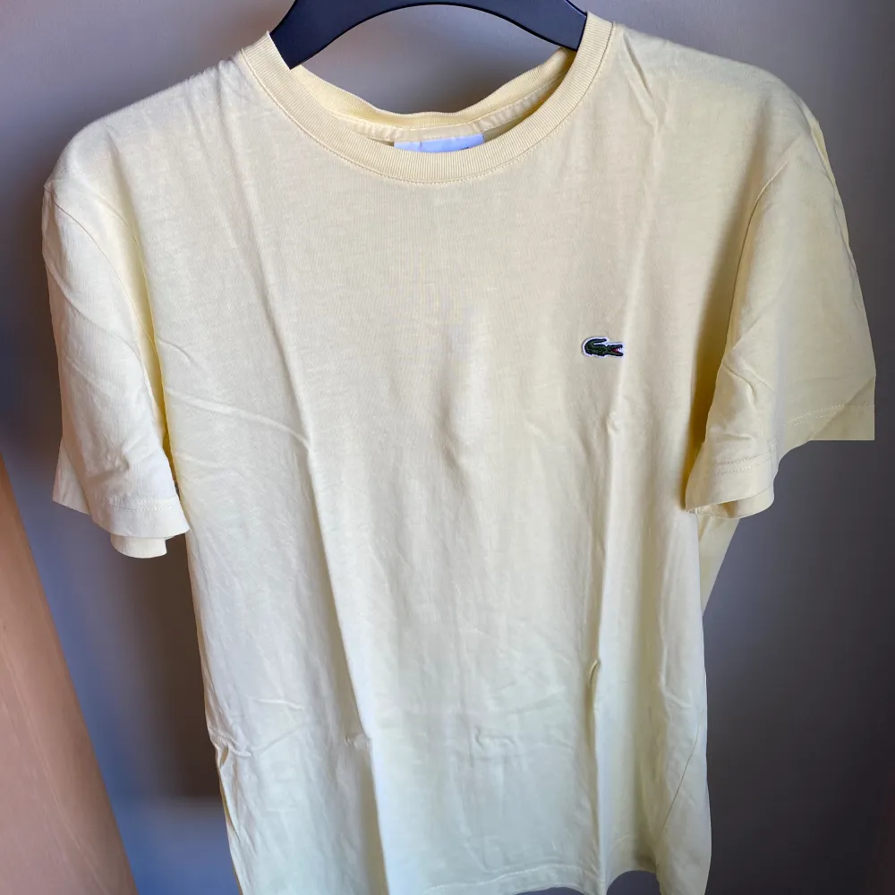 Lacoste T-shirt i small som är köpt på Magasin Du Nord i Köpenhamn för 400dkk. T-shirten är använd ett par gånger så skicket är i nyskick.. T-shirts.