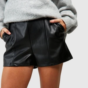 skinn shorts  - jätte snygga skinn shorts😍är snygga med strumpbyxor nypris 324kr