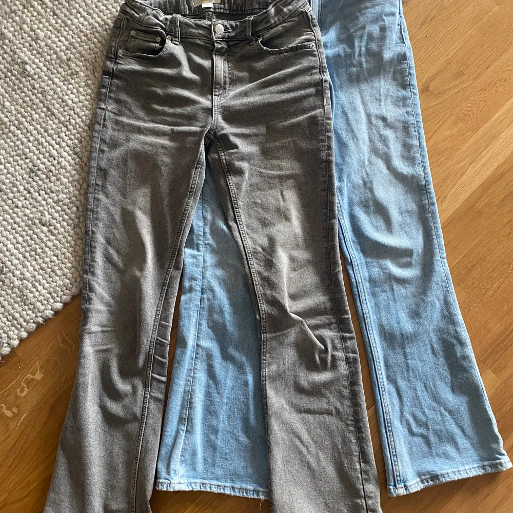 Midwaist/lowwaist Gina tricot Bootcut jeans i storlek 158, bra skick och säljer för att de har blivit för korta, annars super fina!💘 det går att lösa om man bara vill köpa ena jeansen annars 220kr för båda. Jeans & Byxor.