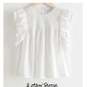 Söt blus - Säljer min superfina blus från &otherstories då den inte kommer till användning. Den finns inte att köpa längre på hemsidan! Endast använd 2 gånger så den är i nyskick🥰kontakta vid frågor eller funderingar!