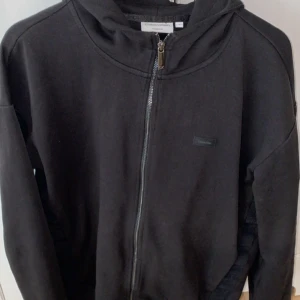 Calvin Klein Hoodie  - Köptes i höstas, använd cirka 10 (!) gånger. Inga slitningar eller hål, likaså inga fläckar heller. Storlek M. 