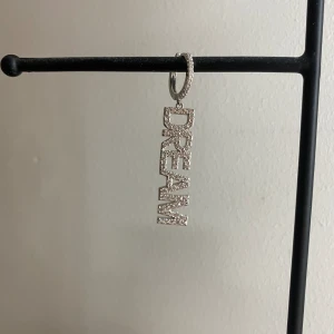 Ioaku Örhänge - Snyggt örhänge från Iaoku använt väldigt få gånger och i bra skick! Originalpris 599💗