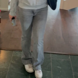 Gråa jeans!! - Säljer dessa skit snygga jeansen från Gina Tricot!! De säljs inte längre. De är i jättefint skick!!🥰 De är storlek 42 men passar mer som en 40!!