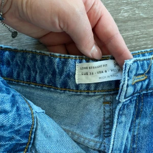 Blå Jeans - Säljer mina jeans från strandivarius för jag inte använder den längre. Dem är avklippta nertill. Stolek 38. Nypris 399kr men säljer dem för 100kr